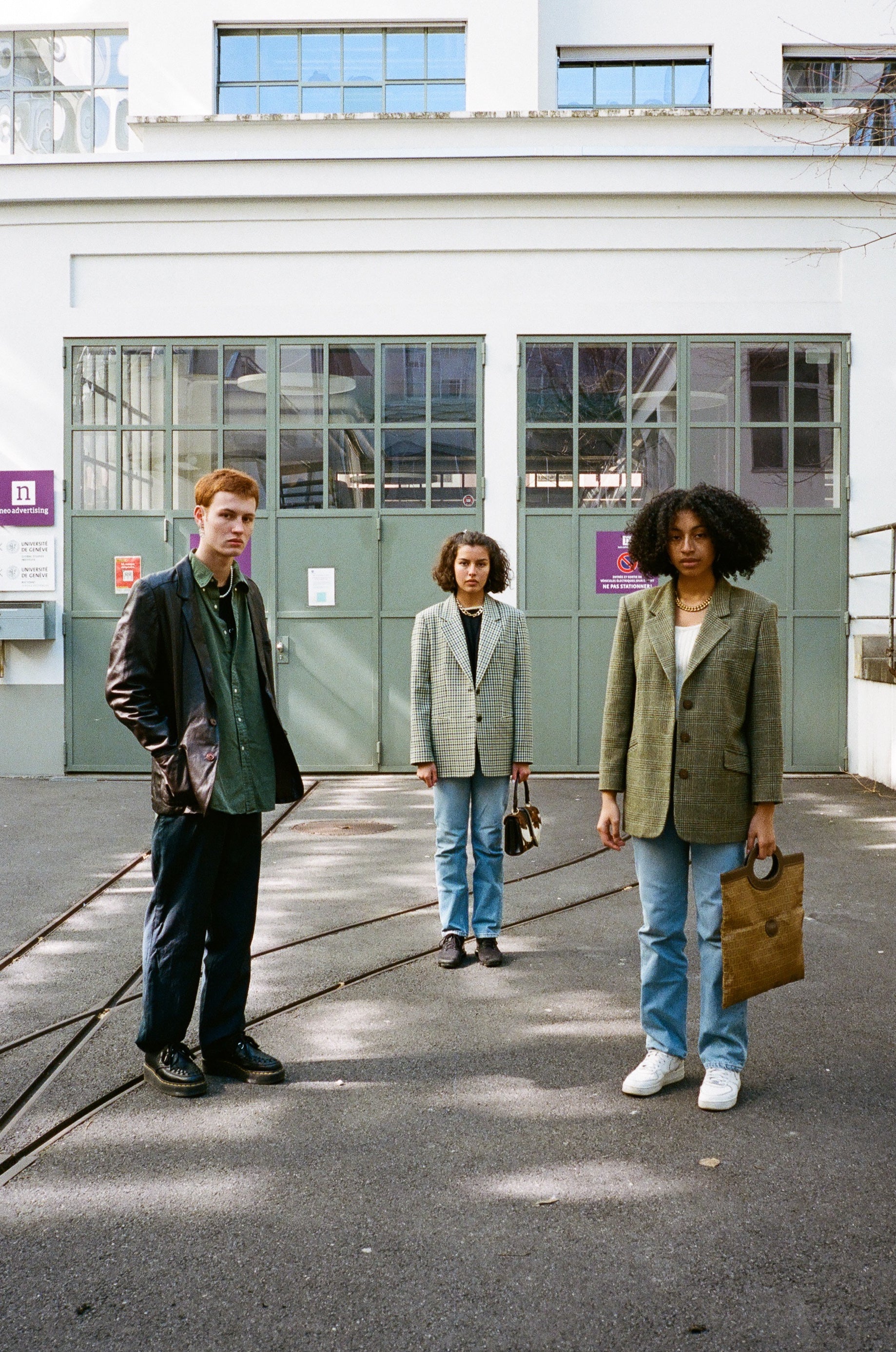 Purple and gold Rain - Lookbook - city life - Jeune homme et deux femmes style vintage