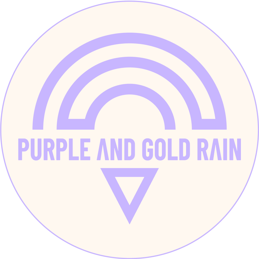 Logo rond blanc creme PURPLE AND GOLR RAIN ecrit en violet clair